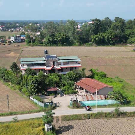 Hotel Tree Tops- A Serene Friendly Hotel In Sauraha شيتوان المظهر الخارجي الصورة